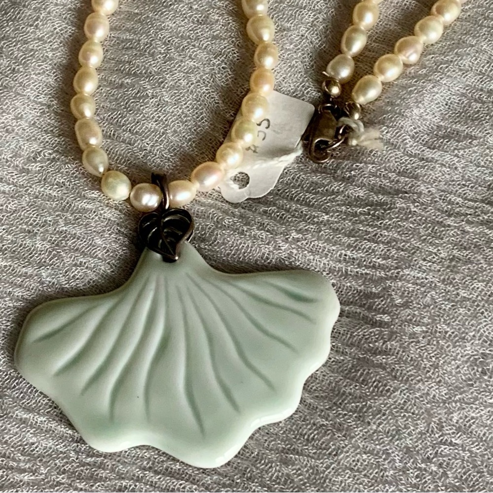 Pearl necklace with ginkgo pendant